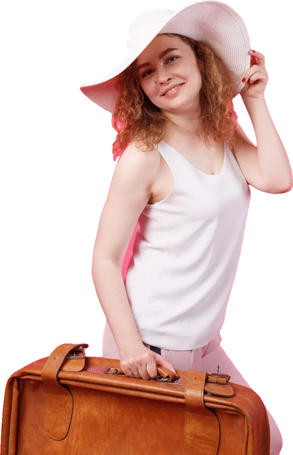Une voyageuse avec chapeau de soleil et valise en cuir