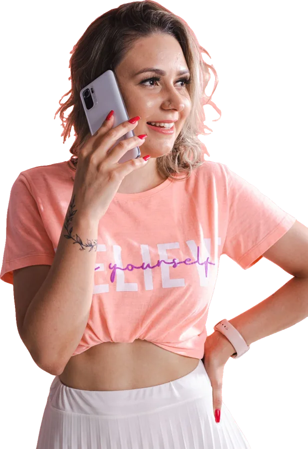 Une femme rit au téléphone
