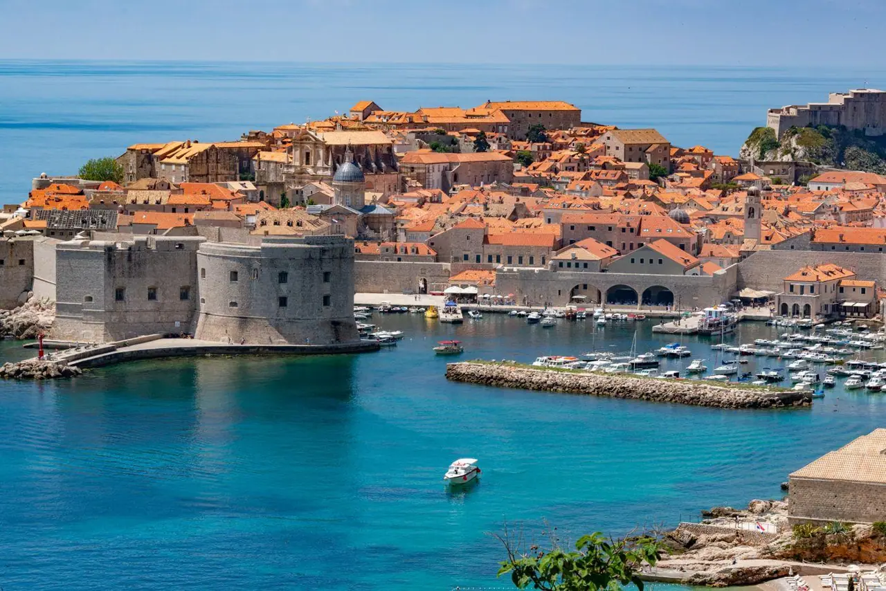 La vieille ville de Dubrovnik au bord de la mer