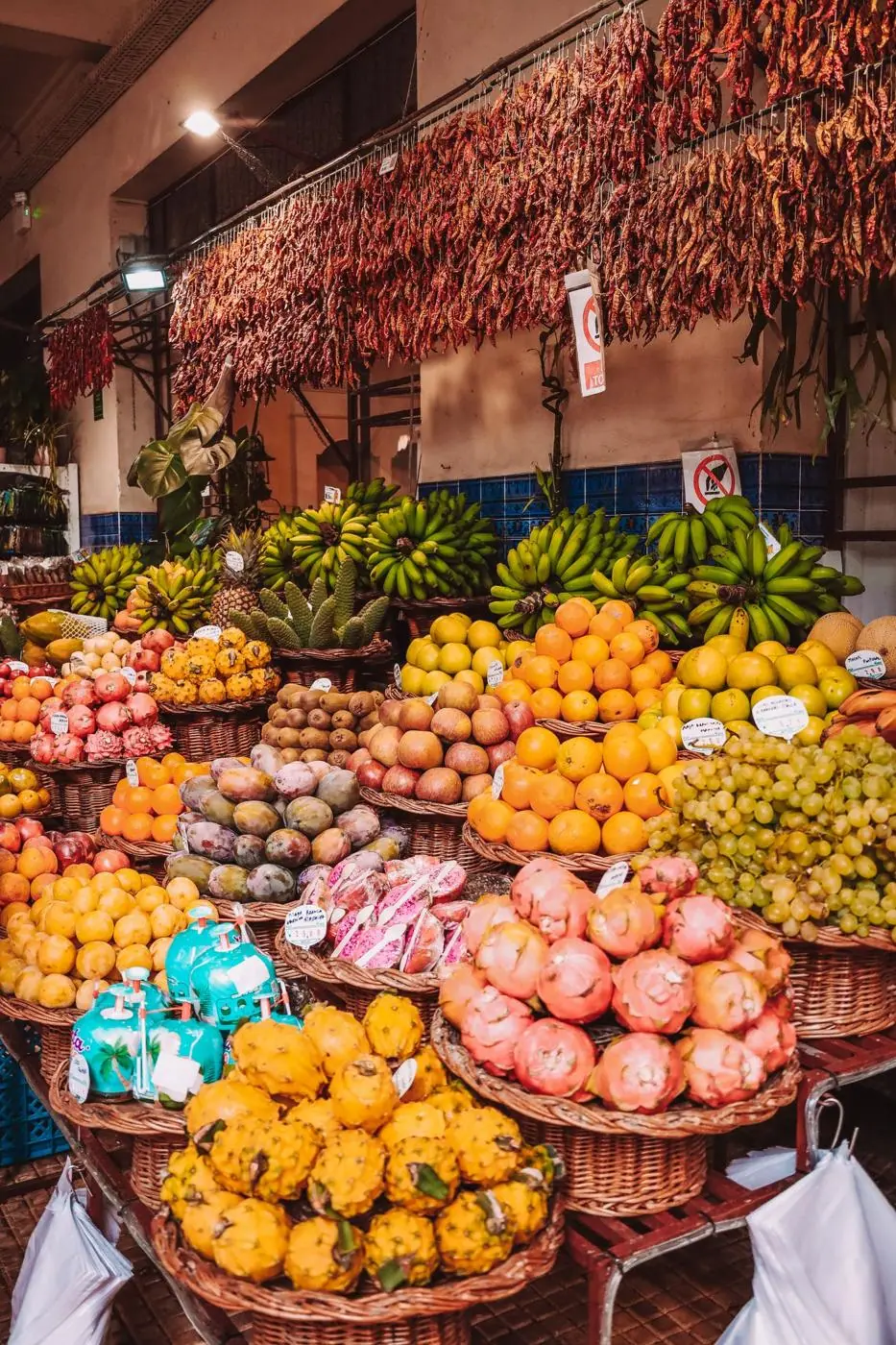 Un étal de fruits sur un marché