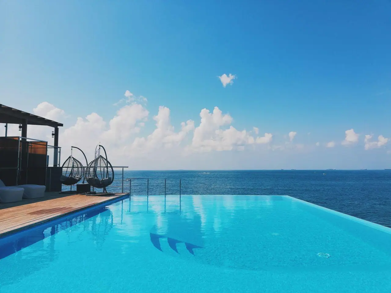 Une piscine à débordement au-dessus de la mer