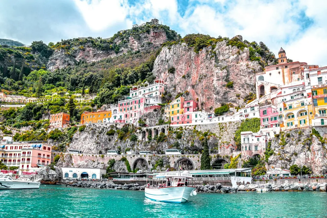 Les maisons colorées d'Amalfi au-dessus d'une eau turquoise