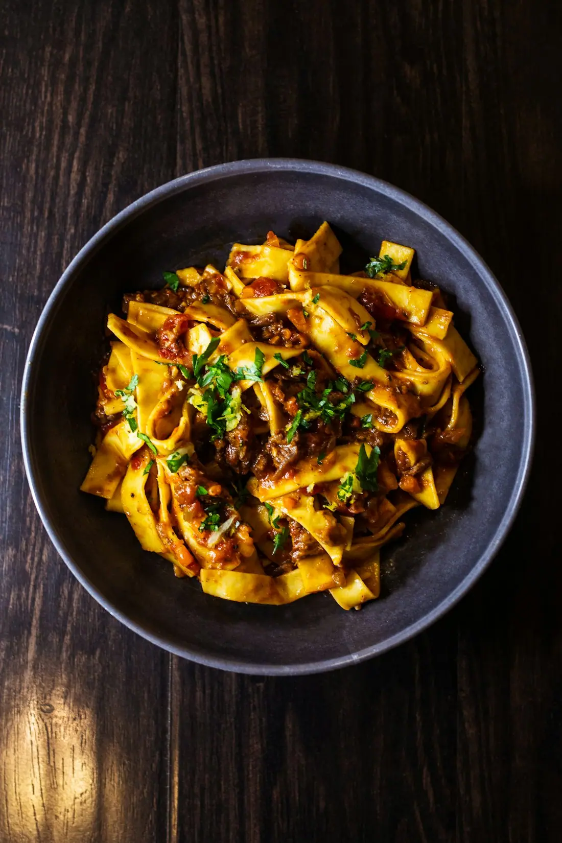 Des pâtes au ragù dans un bol sombre