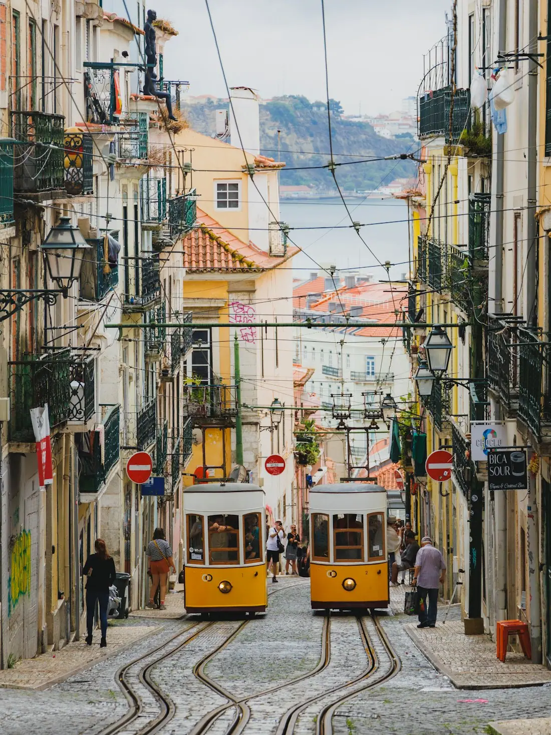Des tramways jaunes dans une rue en pente de Lisbonne