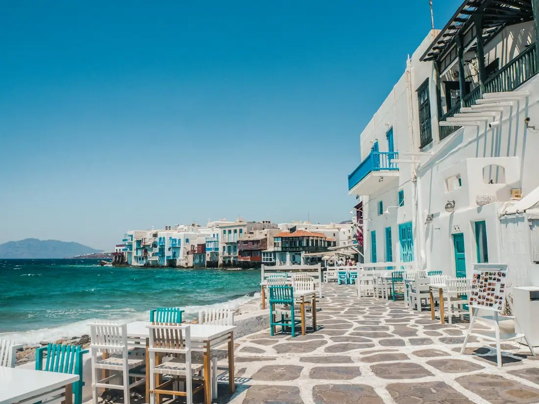 Des tables au bord de la mer à Mykonos