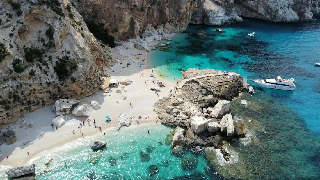 Une crique de roche blanche et d'eau turquoise en Sardaigne