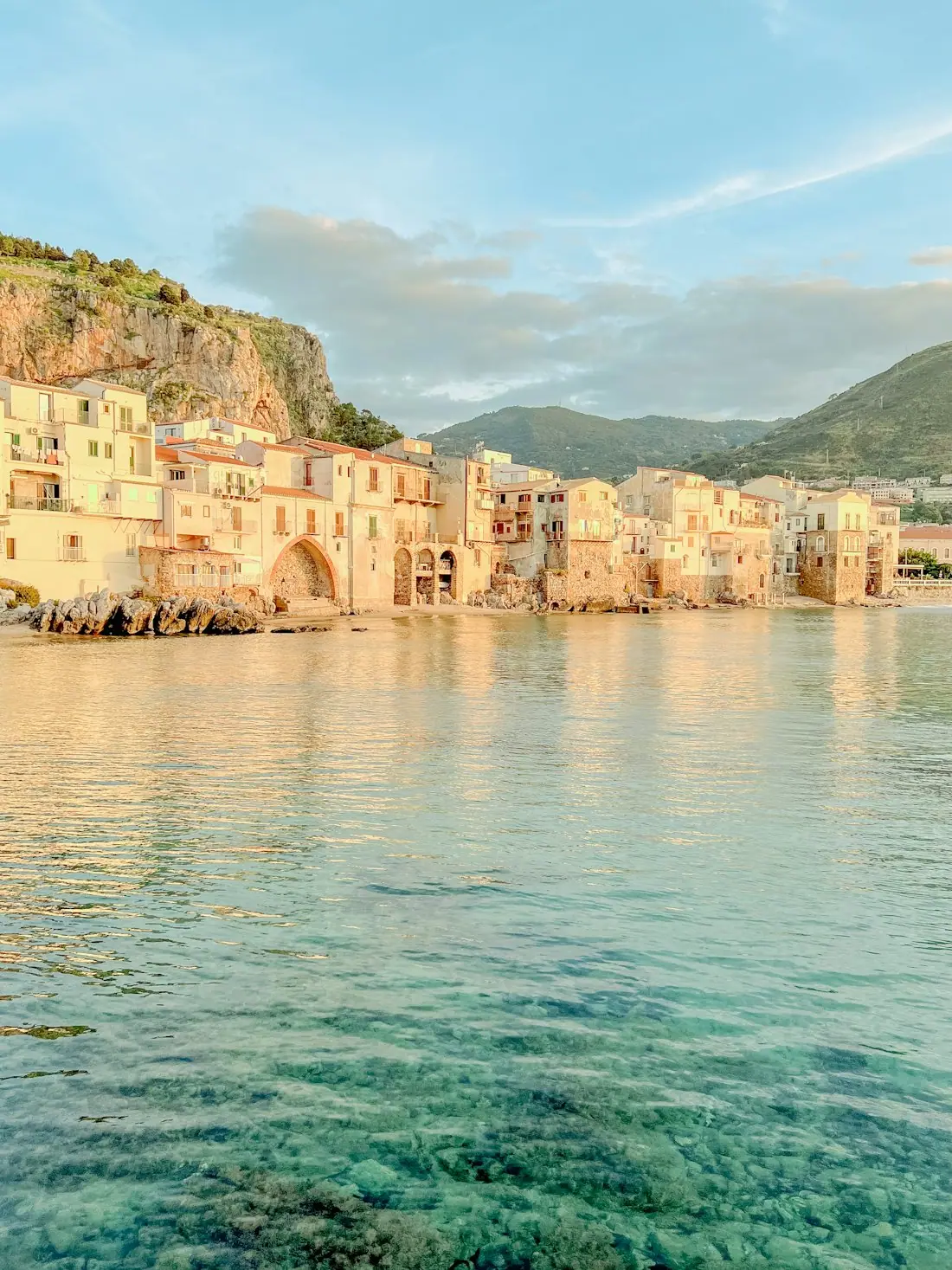 Une vieille ville au bord de la mer en Sicile, dans la lumière du soir