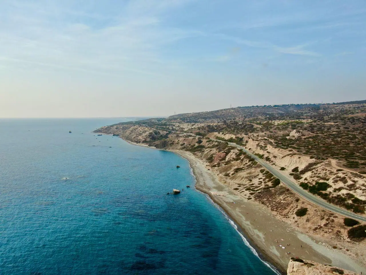 Une côte rocheuse à l'eau claire à Chypre